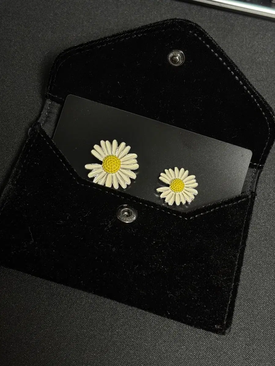 peaceminusone デイジー ピンセット アイドル PEACEMINUSONE DAISY PIN
